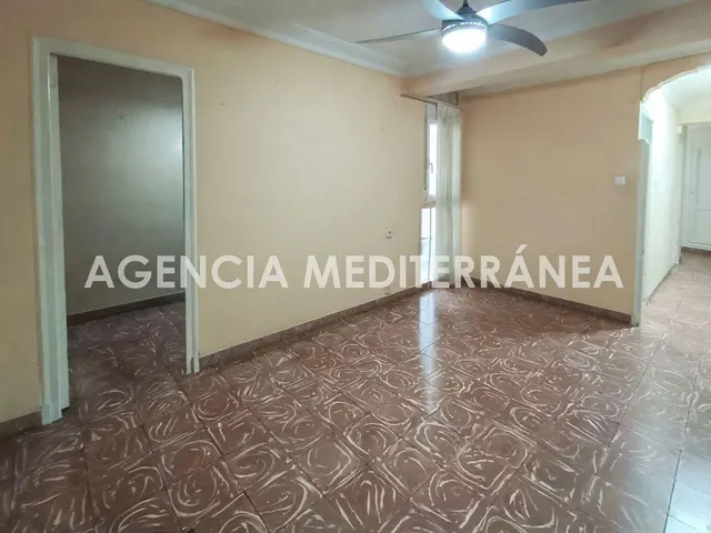 ¡Gran oportunidad de inversión en En Corts! Piso exterior con balcón y muchas posibilidades — 8