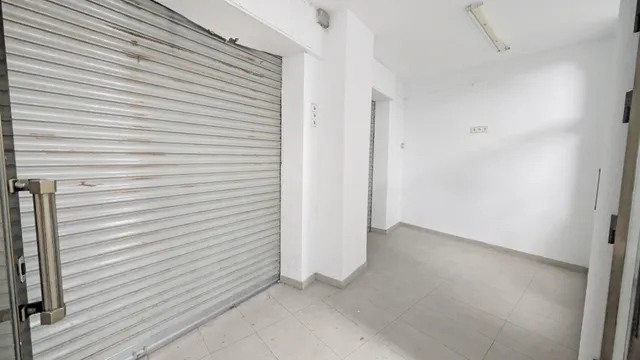 LOCAL COMERCIAL EN ALQUILER 5 PUERTAS CON CRISTALERAS, ESQUINA A CALLE ANTONIO MACHADO. — 4