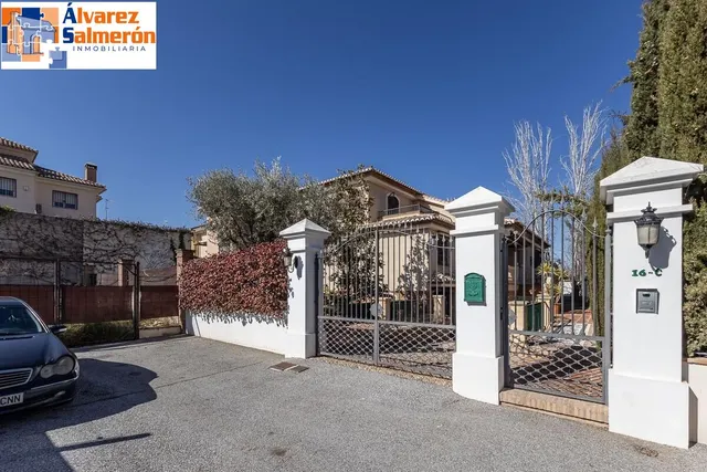 INCREÍBLE CHALET INDEPENDIENTE EN ZONA PRIVILEGIADA — 38