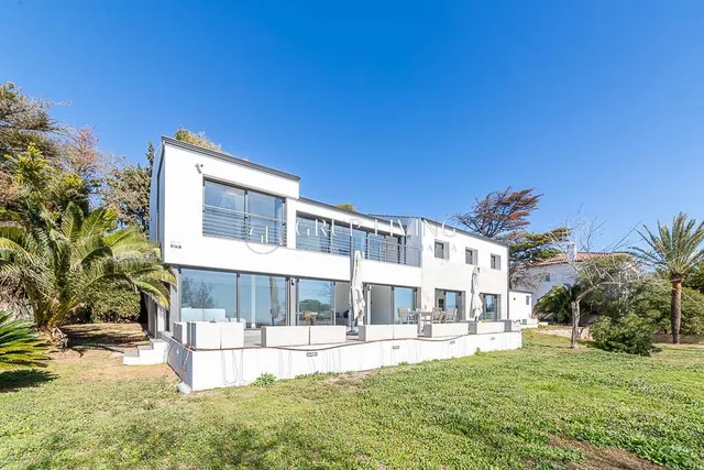 CASA EN PRIMERA LINEA DE MAR — 3