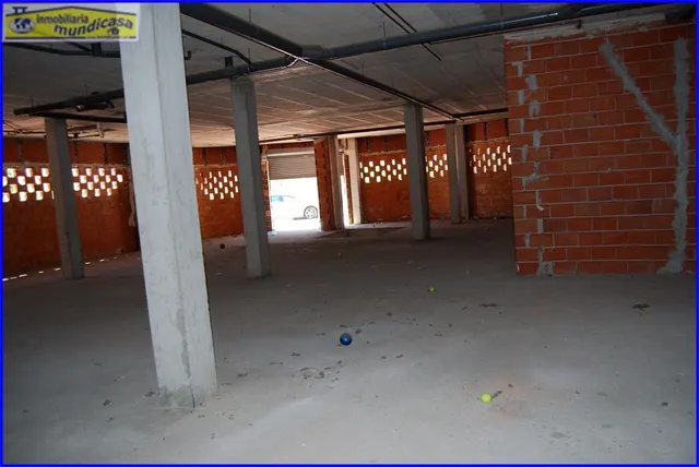 Amplio local comercial en planta baja y sótano con fachada a carretera — 13