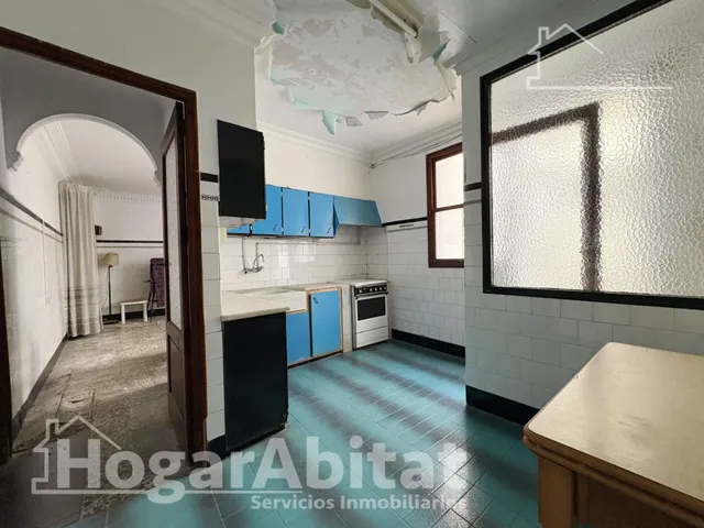 Espaciosa casa con local comercial y garaje en el centro — 11