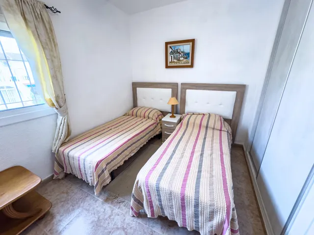 Encantador adosado de 2 plantas en Nueva Torrevieja — 2 dormitorios, 2 baños, gran patio y piscina comunitaria — 33