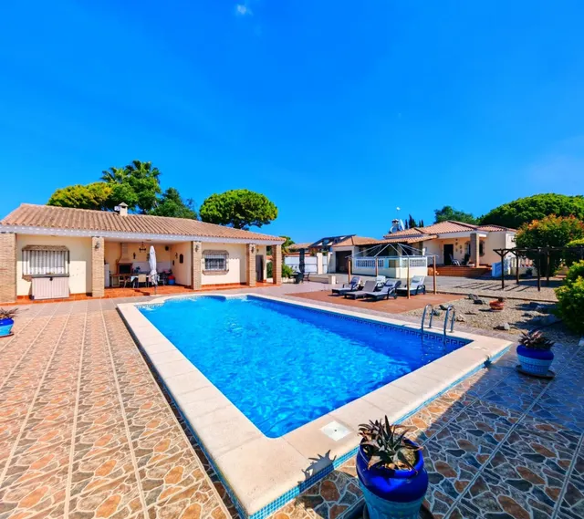 CHALET INDEPENDIENTE CON PISCINA, 1.200 M2 DE PARCELA Y MÚLT