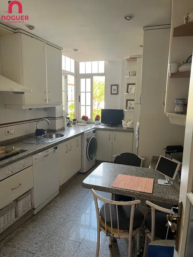 PISO ZONA ZOCO DE CUATRO DORMITORIOS , DOS BAÑOS , TERRRAZA Y  ASCENSOR — 6