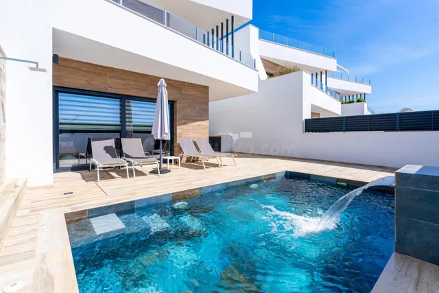SE VENDE VILLA INDEPENDIENTE EN GUARDAMAR DEL SEGURA, 3 habi - foto 2