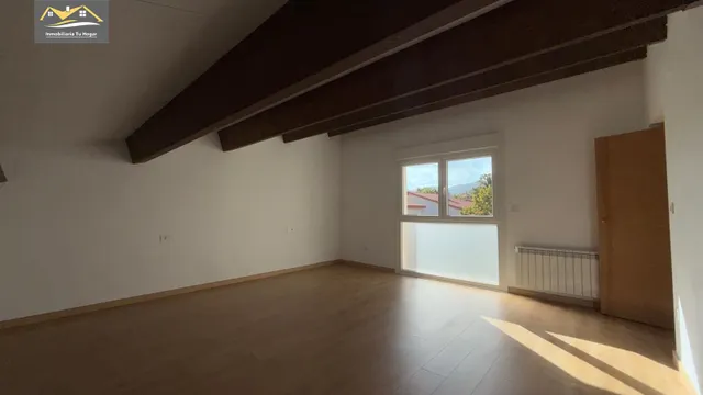 Chalé adosado, con terraza 30m , jardín 70m , garaje para 2 coches. 5 habitaciones. 3 baños. Cocina salón comedor de 35 m2. Magnificas vistas. Muy soleados — 39