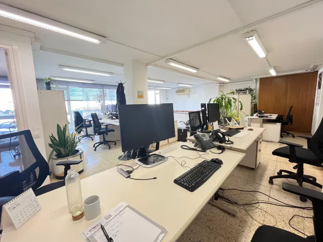 Espectacular local oficina con 170 m2 en Avenida Barcelona zona Esclat — 4