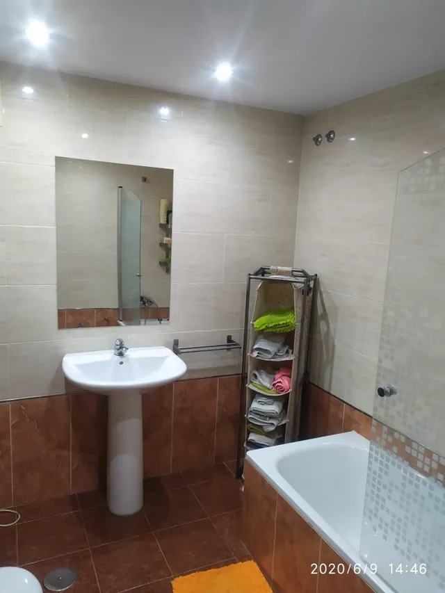 SE VENDE APARTAMENTO MUY LUMINOSO, COCINA AMERICANA, 3 HAB., 2 BAÑOS, ASCENSOR, GARAJE. PARA ENTRAR. — 5
