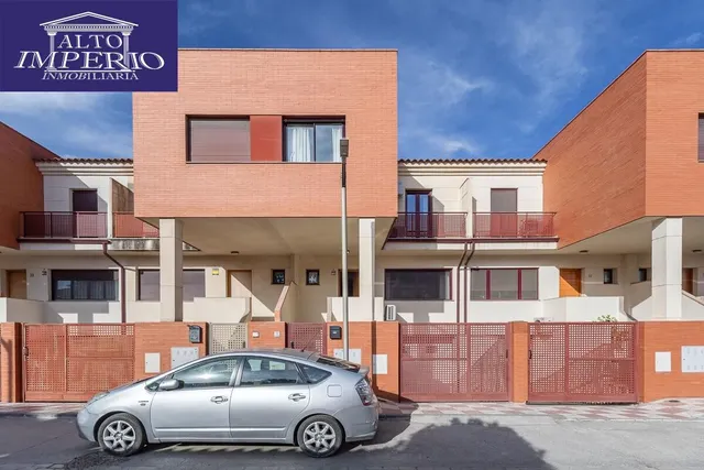 Amplia casa de 182 m2 con patio, gran sótano y a menos de 5 minutos del metro — 32
