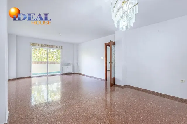 Piso con plaza de garaje cerrada junto a La Inmaculada, frente al río Genil. — 4
