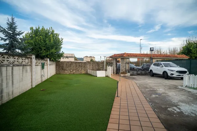 CHALET PAREADO CON JARDIN EN LAREDO - foto 2