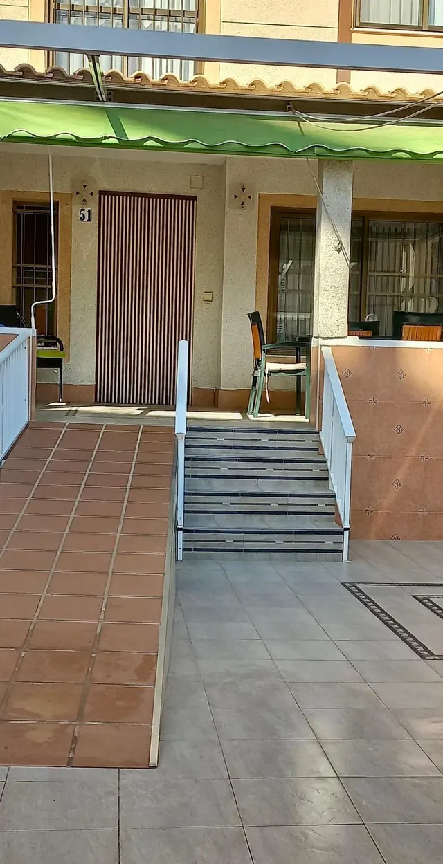 Bungalow con amplia terraza a pocos pasos de la playa y orientación Sur. — 10
