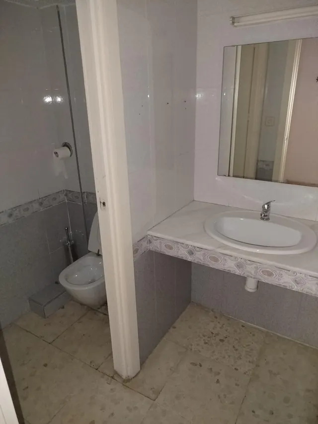 Se alquila local ideal para consulta u oficinas  entre el Hospital Puerta Del Mar y Paseo Maritimo. — 23