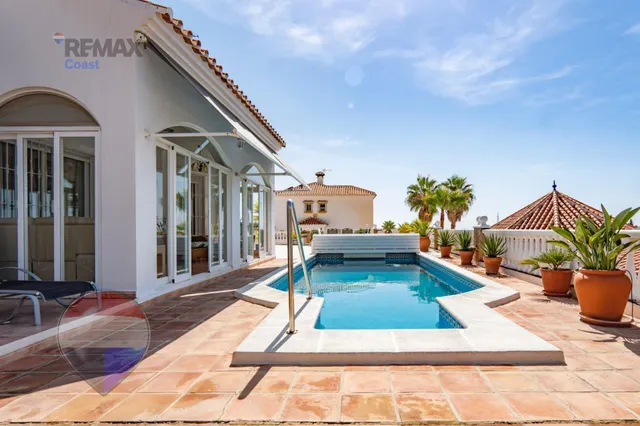 VILLA INDEPENDIENTE CON PISCINA, GRANDES TERRAZAS Y VISTAS AL MAR EN BENAJARAFE — 27