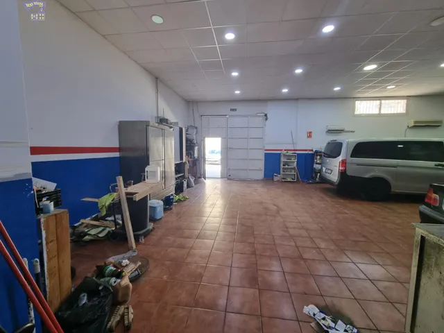 SE VENDE LOCAL COMERCIAL EN ZONA FUENTE DEL RÍO — 10