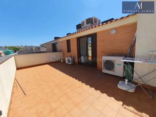 Moderno Ático Dúplex en Sant Pere de Ribes con Terraza y Par