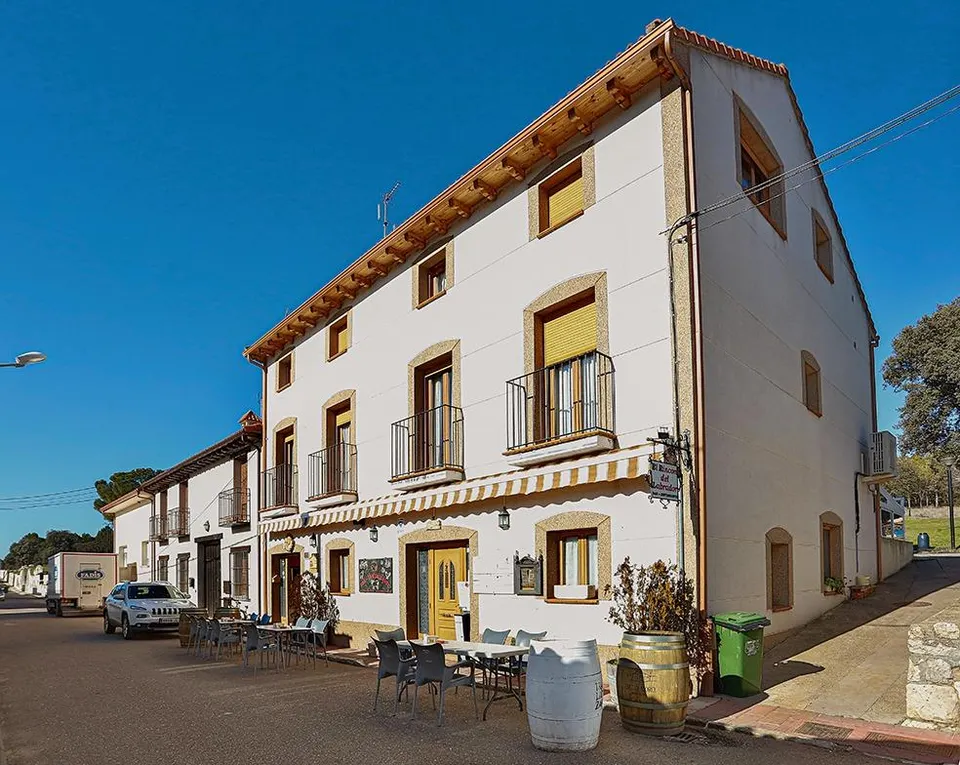 RESTAURANTE Y CASA RURAL EN VENTA O TRASPASO, LA SANTA ESPINA (VALLADOLID)