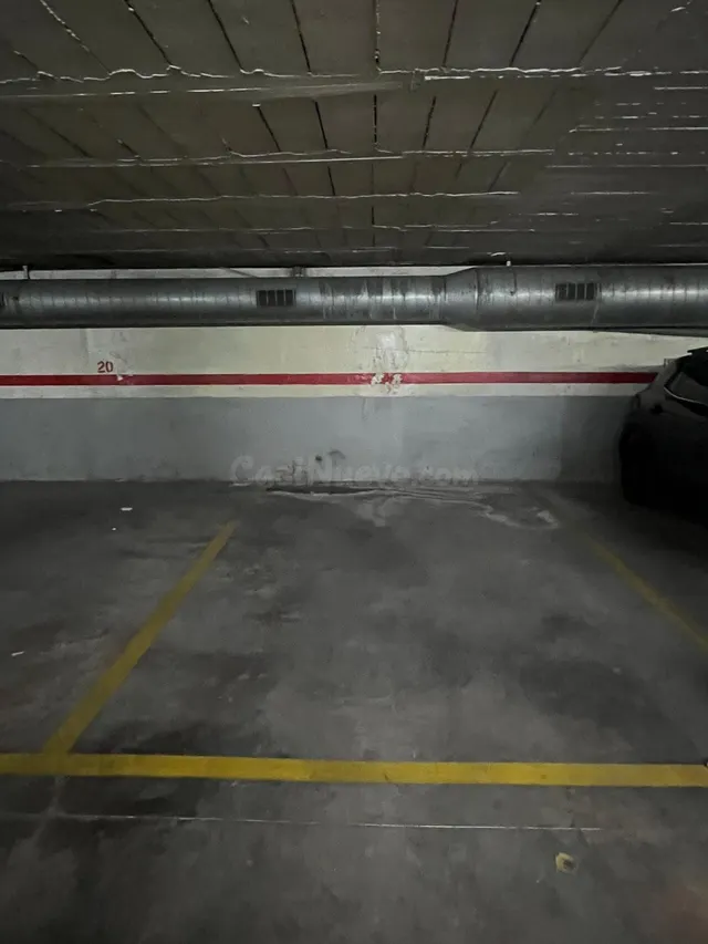 Plaza de parking para coche grande en venta - foto 2