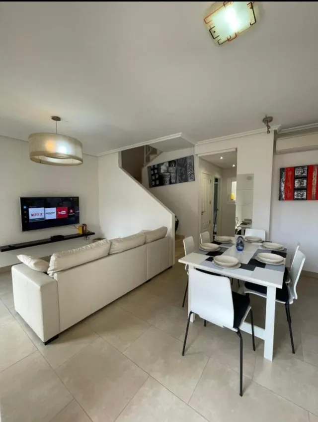 Amplio Adosado en Calas de Santiago Bernabeu , 3 dorm. 3 baños , Garaje , Piscina comun. etc. — 6
