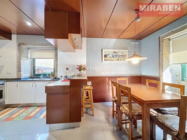 CASA EN VENTA EN RIANXO CON PATIO Y HORREO — 36