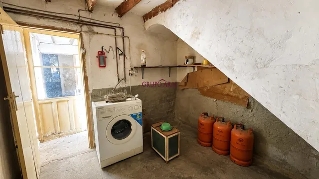 AMPLIA CASA CON 4 habitaciones, PATIO Y TERRAZA PARA REFORMAR EN ASPE. — 30