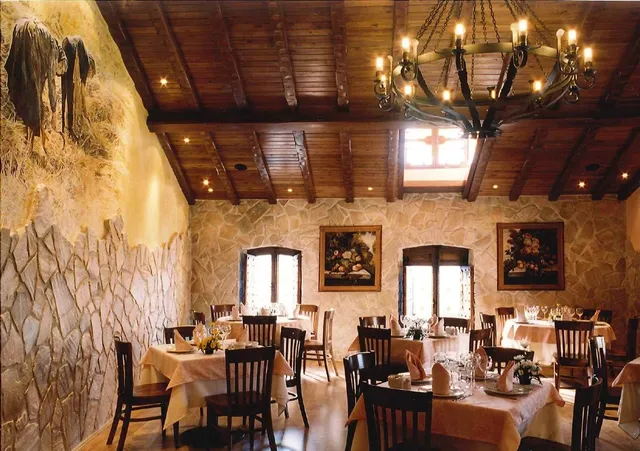 EXCLUSIVAS ROMERO, comercializa RESTAURANTE totalmente montado para funcionar en Ledrada — 13
