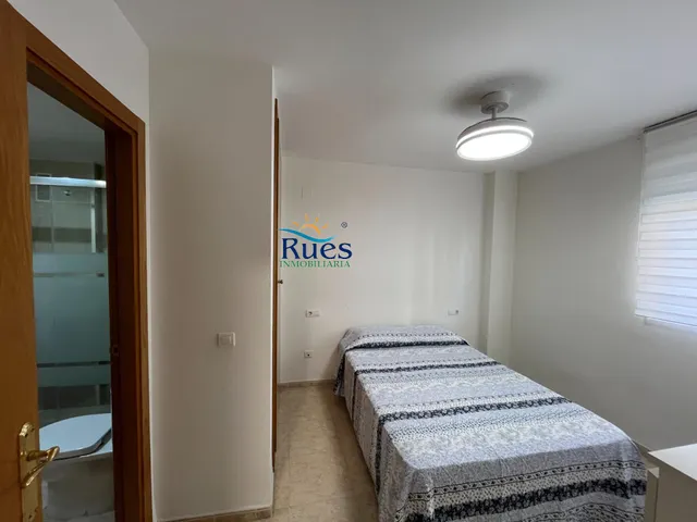 Piso reformado en primera línea del mar con terraza y piscina comunitaria — 24