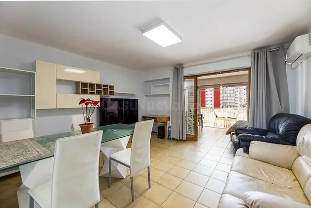 SE VENDE AMPLIO Y LUMINOSO PISO CON VISTAS AL MAR A POCOS PA
