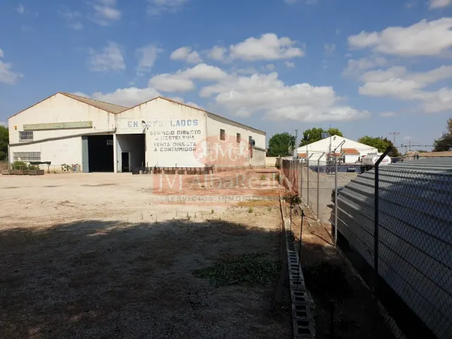 Se vende terreno en la carretera de Ayora con dos naves - foto 2