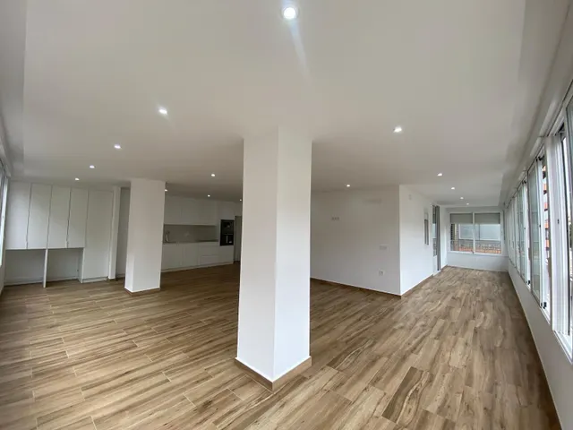 Reformado apartamento en primera línea de Torrevieja con vistas laterales al mar y piscina — 22