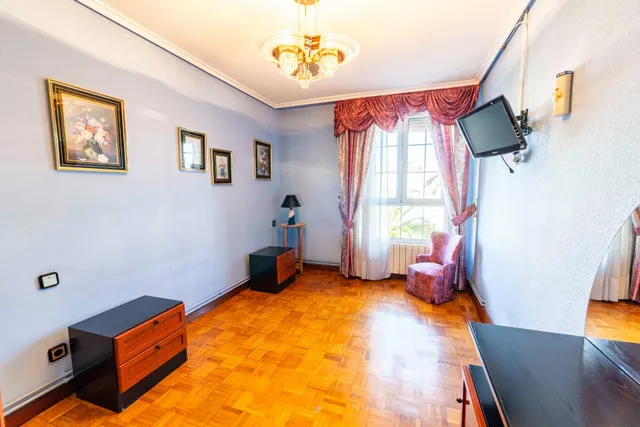 Piso espacioso con terraza y balcón en urbanización privada — 11
