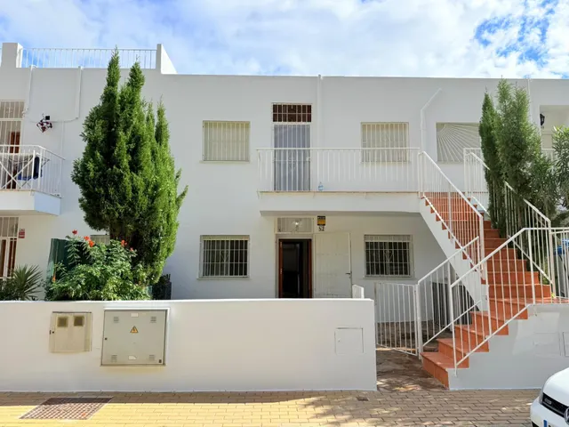 Piso de 3 dormitorios con vistas al mar y piscina — 27