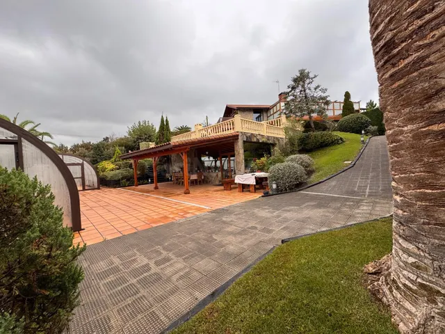 Exclusivo Chalet Reformado en Barrika con Vistas al Mar y Am