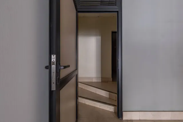 Local comercial de 200 m2 en Rafael Cabrera – Gran visibilidad y salida a dos calles — 9