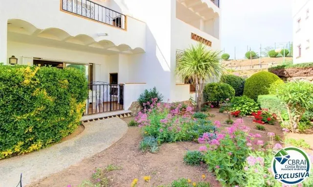 Apartamento con terraza, piscina, parking y licencia turísti - foto 4