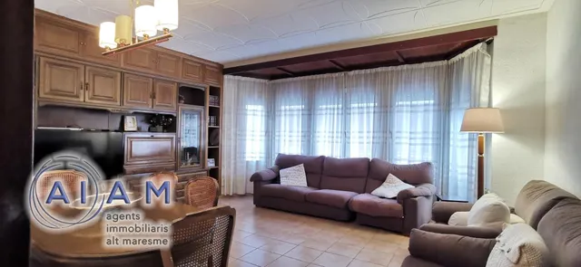 Edifidio con local y vivienda dúplex en carrer Església — 2