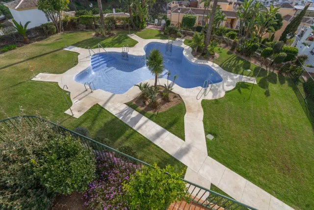 APARTAMENTO EN ALHAURIN GOLF CON TERRAZA CON BUENAS VISTAS, PARKING Y PISCINA Y JARDÍN COMUNITARIO — 36