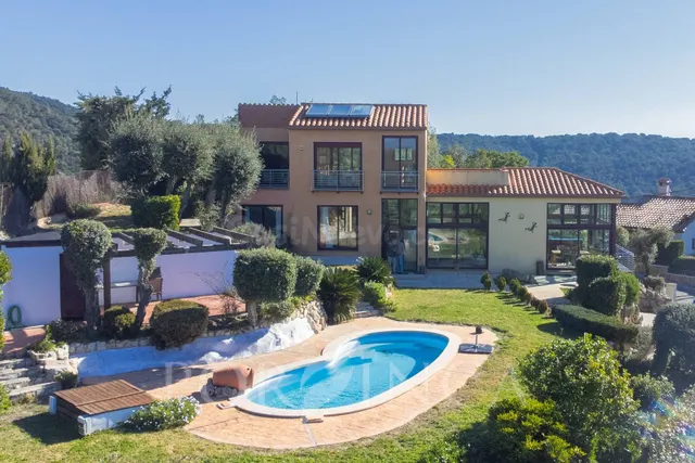 Villa moderna y espaciosa en venta en una posición única con