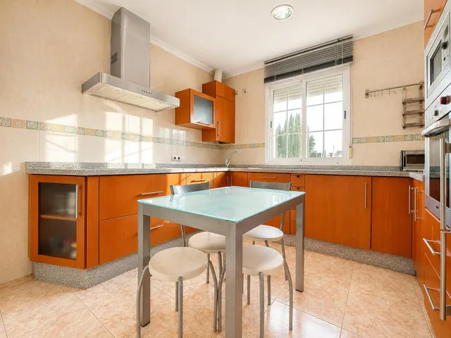 CASA INDEPENDIENTE CON 966 M/2 DE PARCELA EN NUEVO HIGUERON . — 20