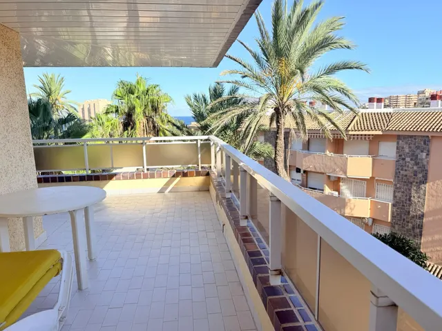 Apartamento con una gran terraza esquinera en  la urbanización Arpón II, en el kilómetro 4 de La Manga del Mar Menor. — 2