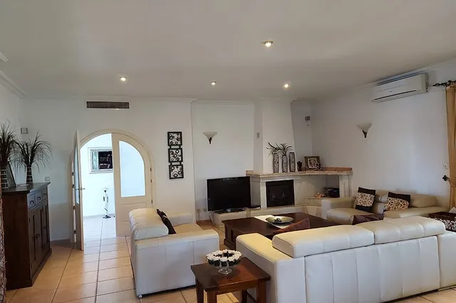 Estupenda villa con vistas al campo de golf y al mar. — 10