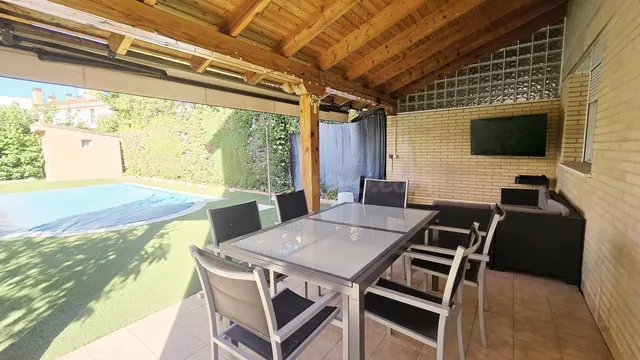 Alquiler de habitaciones por temporada en chalet con piscina de Villanueva de la Cañada (Madrid). — 3