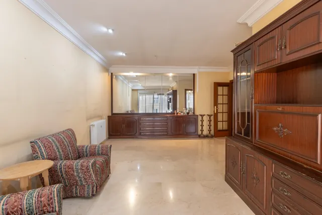 Piso en venta en pleno centro de Granada – Planta alta, garaje y gran potencial de reforma — 31