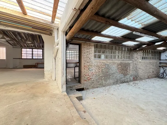 Nave en zona urbana con 264 m2 y con jardín de 114 m2 orientado al sur, garaje y gran potencial como estudio profesional. — 35