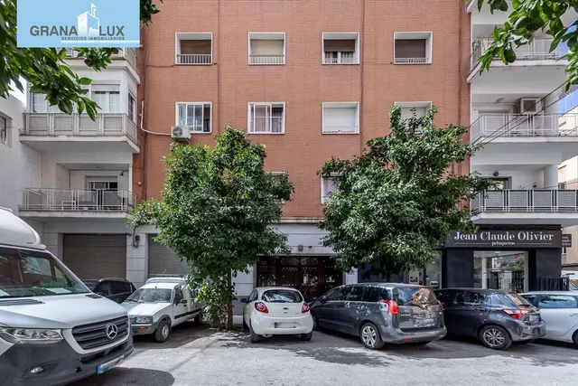 PISO JUNTO A HIPERCOR · ÚLTIMA PLANTA · MUCHA LUZ · ASCENSOR · METRO — 23