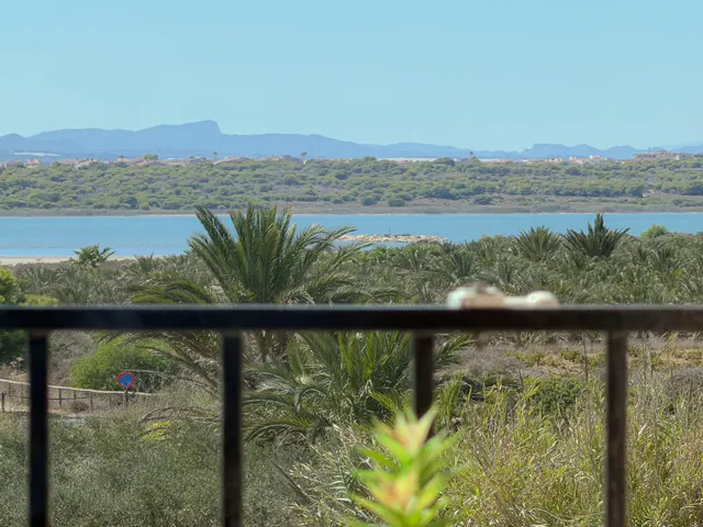 Espléndido apartamento reformado, tipo Loft con 1 dormitorio y terrazas con impresionantes vistas a la laguna rosa (450 m de playa) — 11