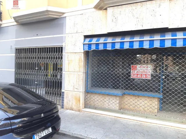 ALQUILER LOCAL COMERCIAL EN MONTIJO, PUERTA AUTOMATICA, ESCA - foto 2