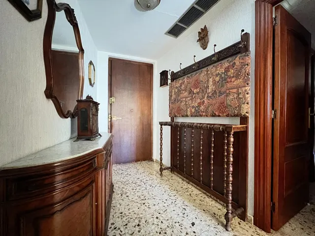 Gran casa con garaje y Local en Plaza Santa Marina - foto 4