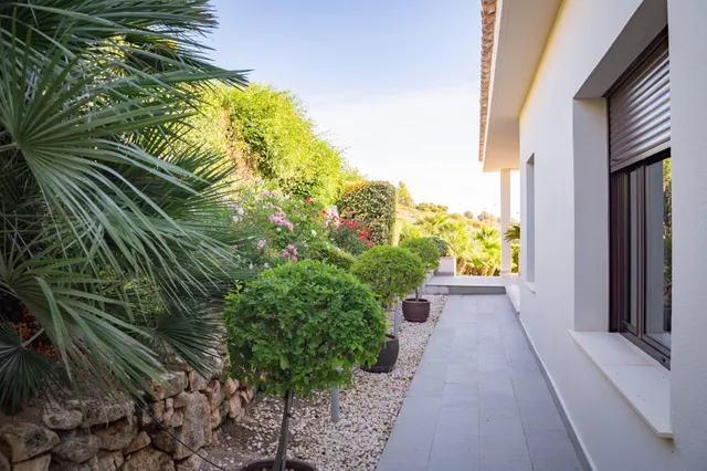 Exclusiva casa de lujo con piscina privada en un entorno tranquilo y selecto — 35